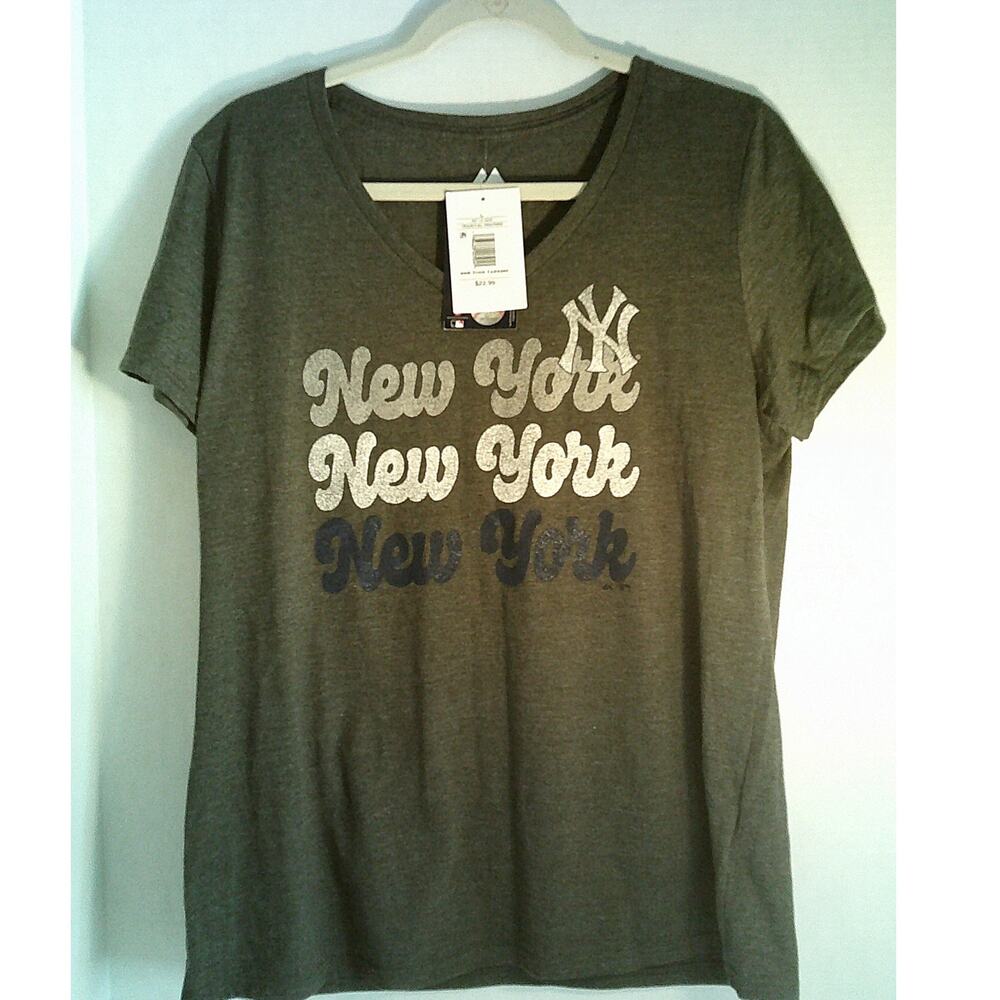 New York Yankees Womans V-Neck shirt  size Large new with tags